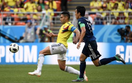 El delantero colombiano Falcao reta al centrocampista japonés Makoto Hasebe