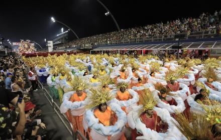 Integrantes de la escuela de samba del Grupo Especial X-9 Paulistana participan en la celebración del carnaval.