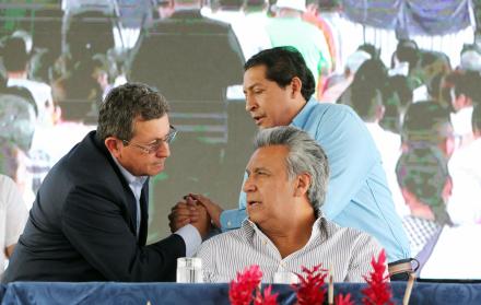 Babahoyo. El ministro Aurelio Hidalgo y el prefecto Marco Troya conversan con el presidente Lenín Moreno.