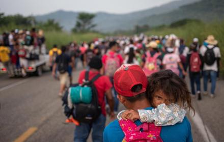Chiapas. Un hondureño carga a su hija Allison, de 4 años, mientras camina en medio de una caravana.