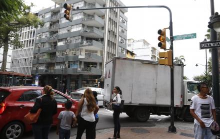 En el centro. Además de los semáforos, la ciudadanía requiere señales que garanticen la seguridad del peatón.