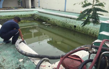Primeros trabajos. La mañana del pasado 4 de mayo personal de la Armada llegó hasta el exjardín y vació el agua sucia que se había acumulado en la piscina luego de las lluvias.