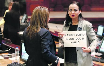 Protesta. Los correístas llevaron su queja a la Asamblea. En la foto, la guayaquileña Marcela Aguiñaga