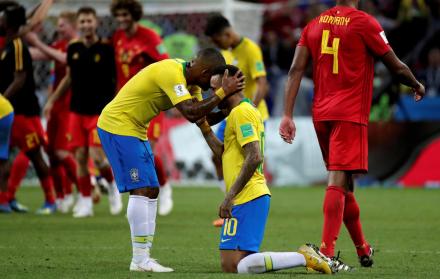 El delantero brasileño Douglas Costa (i) y el delantero brasileño Neymar (c) tras el partido Brasil-Bélgica.