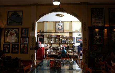Café Bar 1800. Es uno de los pocos lugares dirigidos a los adultos en toda la ciudad.