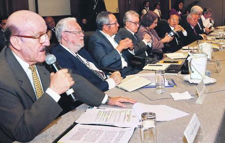Conversatorio. En el Centro de Convenciones de la UEES se dieron cita once exministros de Educación para hablar sobre las reformas a la LOEI.