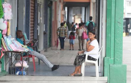 Comercio. Emma Villavicencio aparece junto a las prendas de recién nacidos que hace 32 años comercializa.