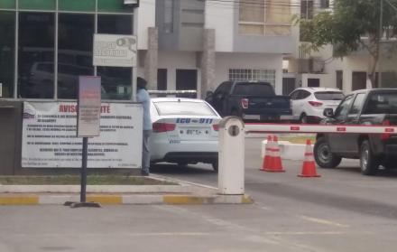 Carros de la policía fueron ingresando de a poco al conjunto.