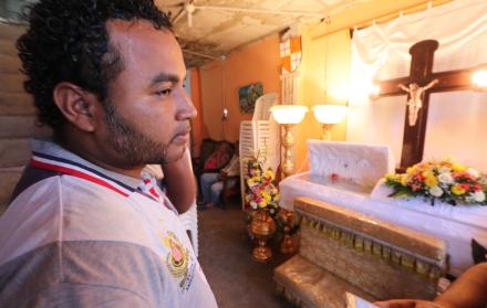 Dolor. Tyrone Morán observa el féretro donde yace el cuerpo de su hija Britany, víctima de violencia escolar.