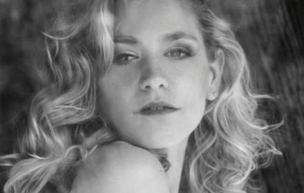 La cantante nació el 24 de agosto de 1989 en Buenos Aires, Argentina. Su debut en el mundo artístico lo hizo en la serie Casi Ángeles.