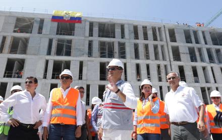 Rafael Correa en un recorrido al Hopital del IESS de los Ceibos en Guayaquil