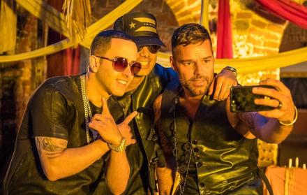 Yandel, Wisin y Ricky Martin se hacen una selfie para el recuerdo.