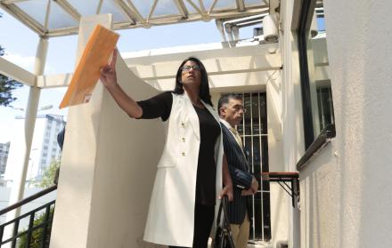 Diligencia. Andrea Utreras y su abogado Roberto Calderón presentaron la denuncia contra Karina Arteaga.