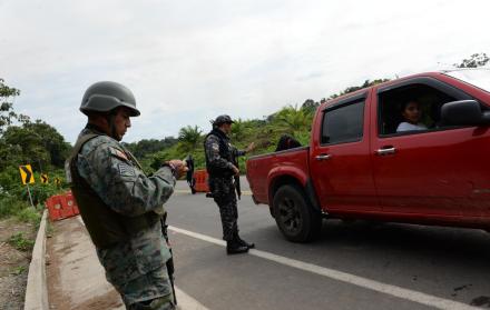 Revisión. A 3,8 kilómetros del redondel del ingreso al cantón San Lorenzo se encuentra el primer retén, policial y militar, que permite el acceso a la parroquia Mataje.