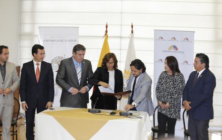 Legislativo. Luis F. Torres, Patricio Donoso, Elizabeth Cabezas, Andrés Michelena, Ximena Peña y Fernando Burbano, ayer en la entrega de la reforma.