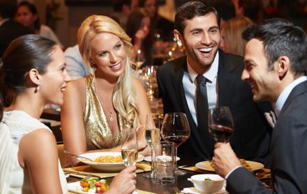 Lúzcase como invitado en un evento formal