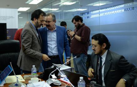 Sesión. Pabel Muñoz y Franco Romero, parte del Régimen Económico.