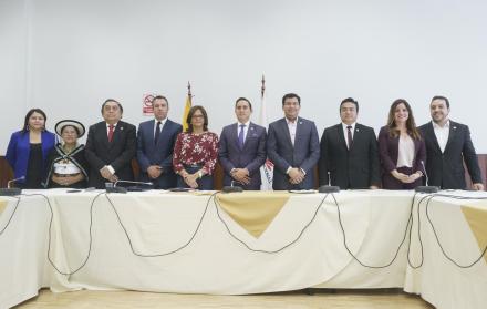 La comisión legislativa pos consulta es el primer cuerpo colegiado que gestionará las reformas aprobadas en el plebiscito del pasado 4 de febrero. La integran cinco miembros del movimiento PAIS, uno de CREO, uno de SUMA, uno del Partido Social Cristiano y