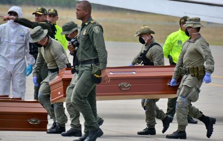 Traslado. Personal militar de Colombia traslada los ataúdes con los restos de los cuerpos encontrados el viernes.