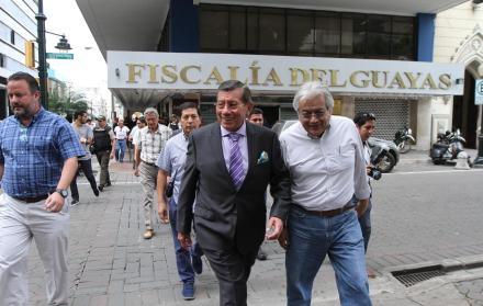 Llamado. El presidente de la Federación Ecuatoriana de Fútbol, Villacís (i), estuvo el lunes en la Fiscalía, pero no dio detalles a la prensa.