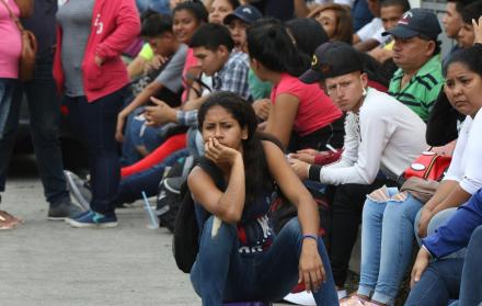 Espera. Las jóvenes y sus familiares se acomodaron en las veredas que rodean la manzana del centro militar.