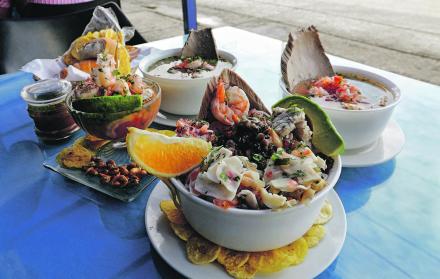 Mariscos. Encebollado y ceviches del local El colorado de la bahía, uno de los ganadores de la feria gastronómica Raíces.  