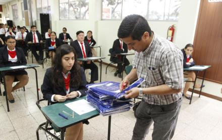 Proceso. Whimper León, del colegio Americano, abre en presencia de los alumnos las fundas selladas de los exámenes que llegaron desde Ginebra.