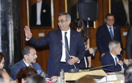 Buena cara. Gustavo Jalkh, con Néstor Arbito sentado a su lado, saluda al tendido ayer en su comparecencia en la Asamblea.