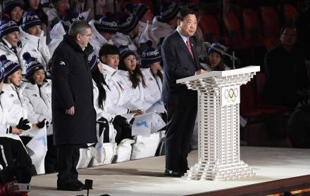 Lee Hee-beom, presidente y CEO del Comité Organizador de PyeongChang habla junto al presidente del COI Thomas Bach.