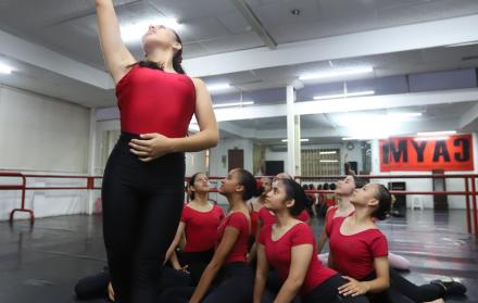 Centro artístico Yesenea Mendoza. Las bailarinas realizan una demostración dramática