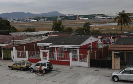 Ubicación. Una franja de menos de diez metros de ancho separa las viviendas de la ciudadela Santa Leonor del aeropuerto José Joaquín de Olmedo.
