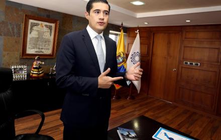 Economista, graduado de la Pontificia Universidad Católica del Ecuador, Martínez preside desde el 2015 la presidencia del Comité Empresarial Ecuatoriano.
