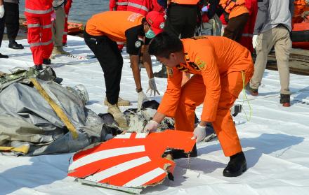Unos 160 efectivos de salvamento, que han acudido desde las provincias de Yakarta, Lampung y Bandung en varios barcos y helicópteros, buscan a las víctimas del accidente y las cajas negras del avión.