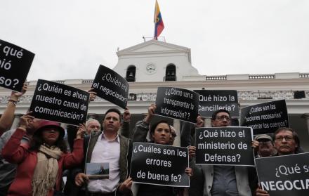Protesta. Familiares de los trabajadores de El Comercio exigen respuestas oficiales.
