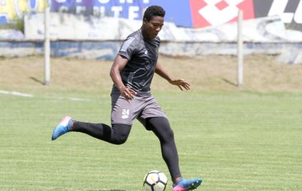 Preparación. Daniel Angulo, atacante de El Nacional, durante una de las últimas prácticas de fútbol en el complejo de Tumbaco.  