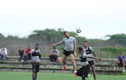 Fortaleza. Francisco Silva (c), quien firmó contrato por tres temporadas, hizo gala de su buen juego aéreo, ayer en el parque Samanes.