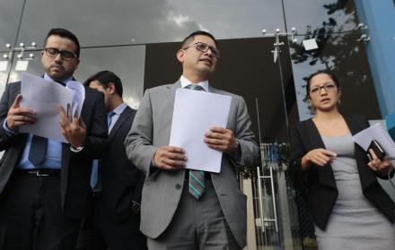 Nuevo fiscal subrogante Fabián Salazar (centro). 