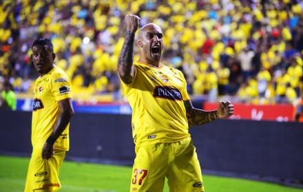 Determinante. Ariel Nahuelpán (d) se elevó para conectar el balón y concretar el 2-0 final en el estadio Monumental. El delantero argentino no fue titular ayer ante Independiente y reemplazó a su compatriota, Juan Dinenno.