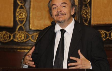 Es arquitecto e historiador.  Fue director del Museo del Banco Central y director de la Biblioteca Municipal. Actualmente es director de Cultura del Municipio de Guayaquil. Es miembro de la Academia Nacional de Historia y de la Junta Cívica de Guayaquil.