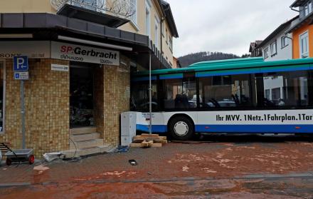 Estado en el que quedó un autobús escolar tras chocar contra un muro en Eberbach, Alemania.