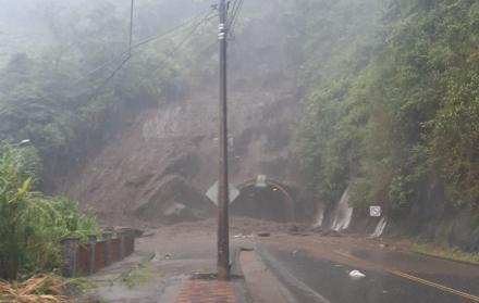 Según reporte del ECU911, un bus se habría quedado atrapado, dejando dos personas heridas y dos fallecidas. (Policía Nacional)