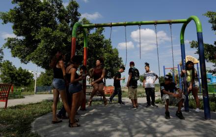 Oportunidades. Jóvenes, considerados ‘ninis’ en un parque del norte de México sin mucho que hacer.