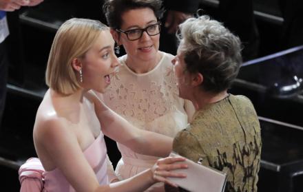 La actriz Saoirse Ronan (i) y su madre Mónica saludan a Frances McDormand (d), quien ganó el premio a la mejor actriz por ‘Three Billboards fuera de Ebbing, Missouri’, durante la ceremonia de los Óscar, el pasado 4 de marzo.