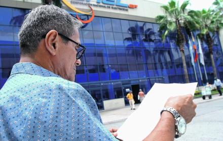 A raíz de las dos últimas interrupciones, el malestar de los guayaquileños es evidente en las redes sociales, las calles y en las mismas instalaciones de la sede de CNEL en La Garzota, donde los usuarios llegan para solicitar información sobre el seguro a