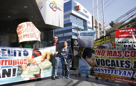 Medida. Los perjudicados hicieron un plantón portando cadenas.