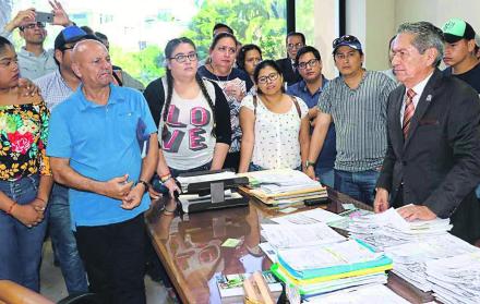 Trabajo. El rector de la Universidad Estatal, Galo Salcedo, recibió en su despacho a un grupo de simpatizantes.