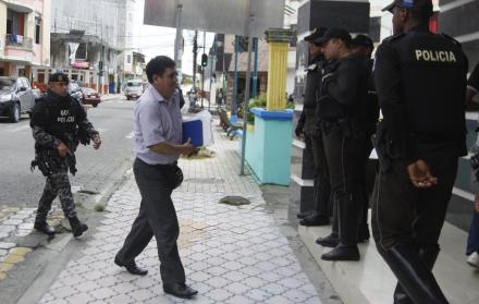 El fiscal Wilson Toainga está a cargo del proceso. Él llegó ayer a Esmeraldas. El edificio de la Unidad Judicial estuvo con un importante resguardo policial. Uniformados del Grupo de Operaciones Especiales custodiaron, sobre todo, el ingreso y el piso 2 d