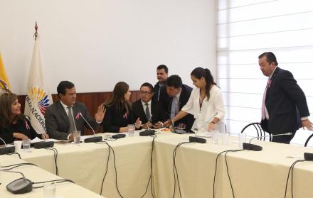 Comisión. Noralma Zambrano, Eliseo Azuero y Ana Galarza recibieron ayer a Fabricio Villamar en la comisión que investiga a la legisladora oficialista Norma Vallejo.  