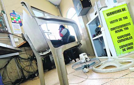 Restos. Así quedaron algunos objetos dentro de la garita luego de los incidentes suscitados la tarde del domingo.