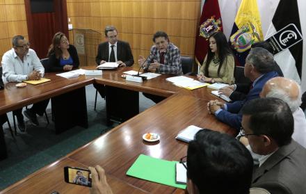 Anuncio. El contralor subrogante, Pablo Celi, ayer con los representantes de los fondos complementarios.